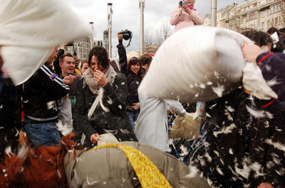 pillow fight3